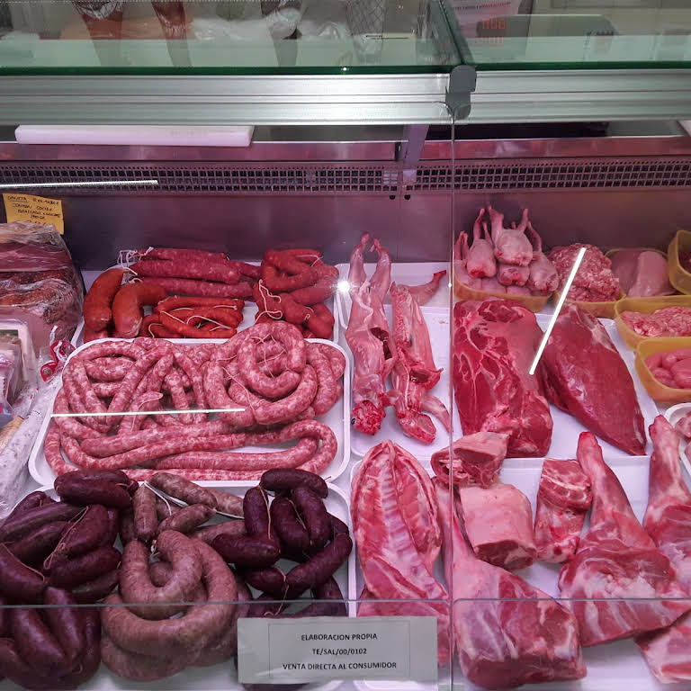 Sección de carnicería Alimentación Maria José Arens de Lledó Matarraña Elaboración propia de embutidos