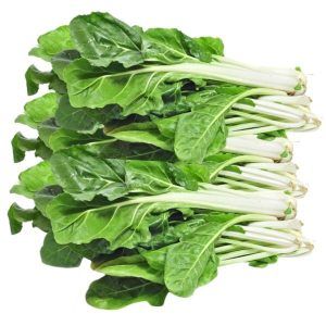 Manojo de acelgas frescas con hojas verdes intensas y pencas blancas brillantes.