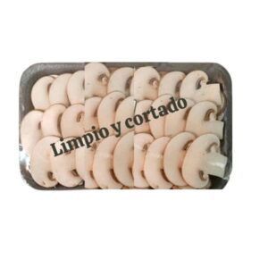 Bandeja-de-champinones-blancos-laminados-en-rodajas-uniformes-y-limpias-listos-para-el-consumo-de-Alimentacion-Maria-Jose