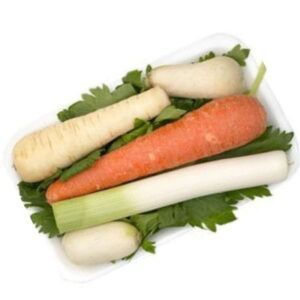 Bandeja de verduras frescas preparadas para caldo con puerro, zanahoria, apio, nabo y chirivía de