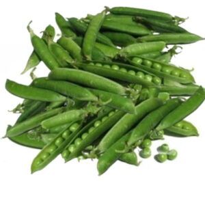 Vainas de guisantes frescos de temporada para desgranar en la sección de verdura de Alimentación María José.